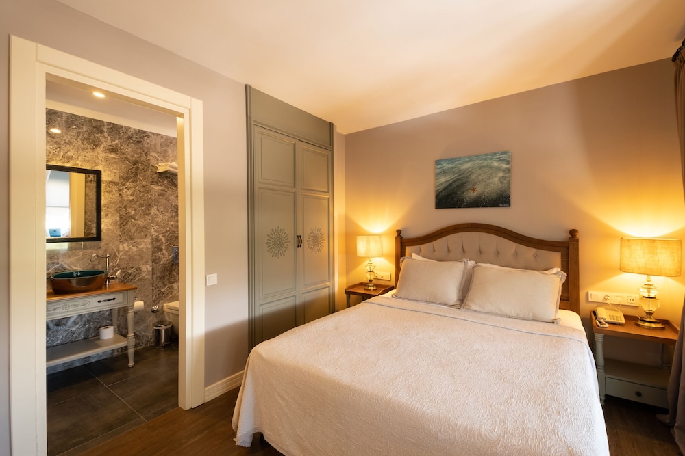 DELUXE, DOUBLE BED, BALCONY