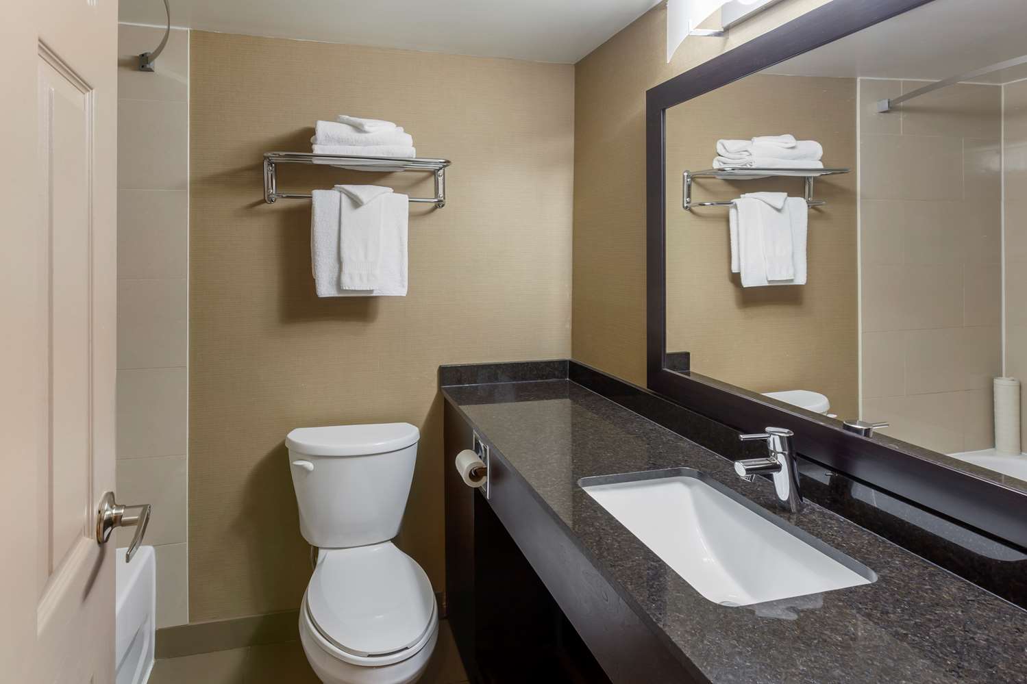 غرفة بسرير كينج بشرفة مع أريكة، Best Western Plus Leamington Hotel and Conference Centre 5/5