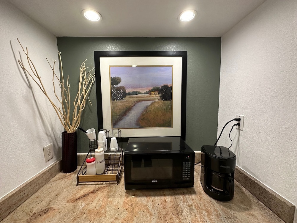 Desert Sands Inn & Suites Albuquerque 11/28