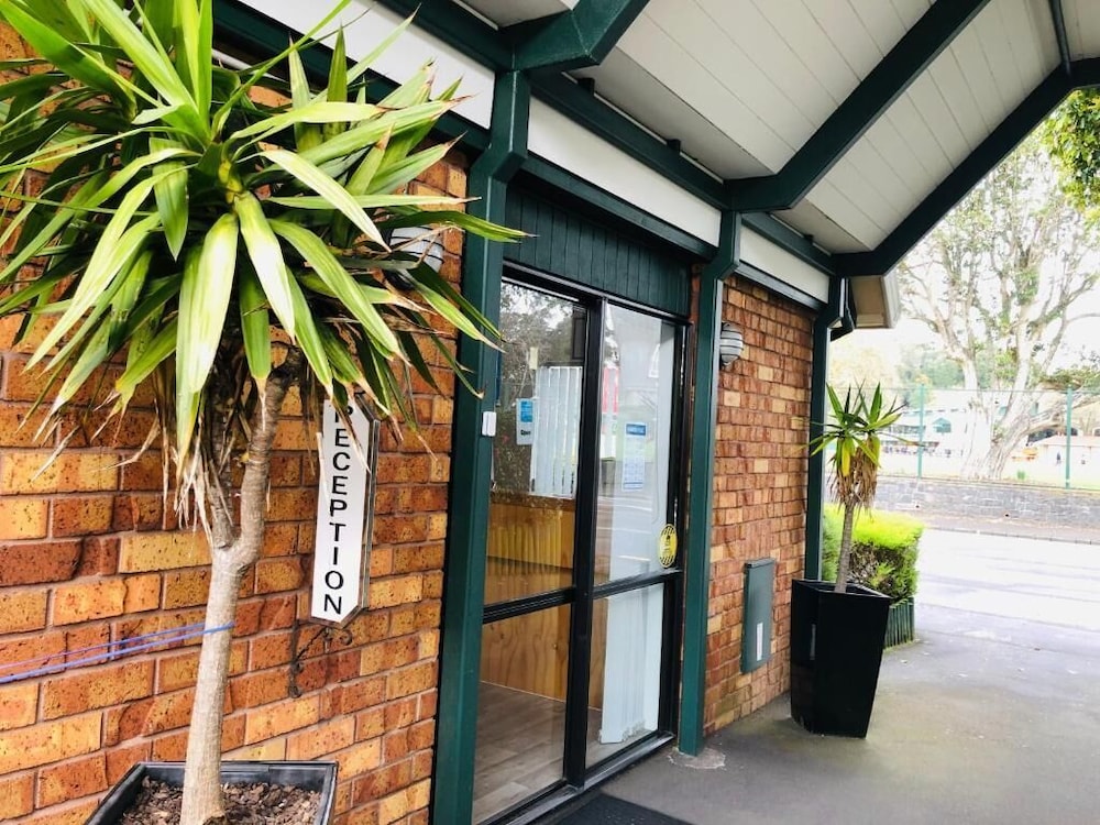 TUDOR COURT MOTOR LODGE 48/70