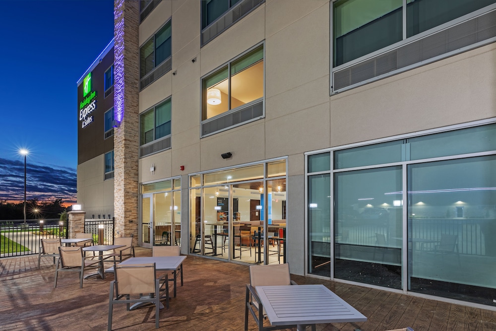 Holiday Inn Express & Suites Parsons 30/39