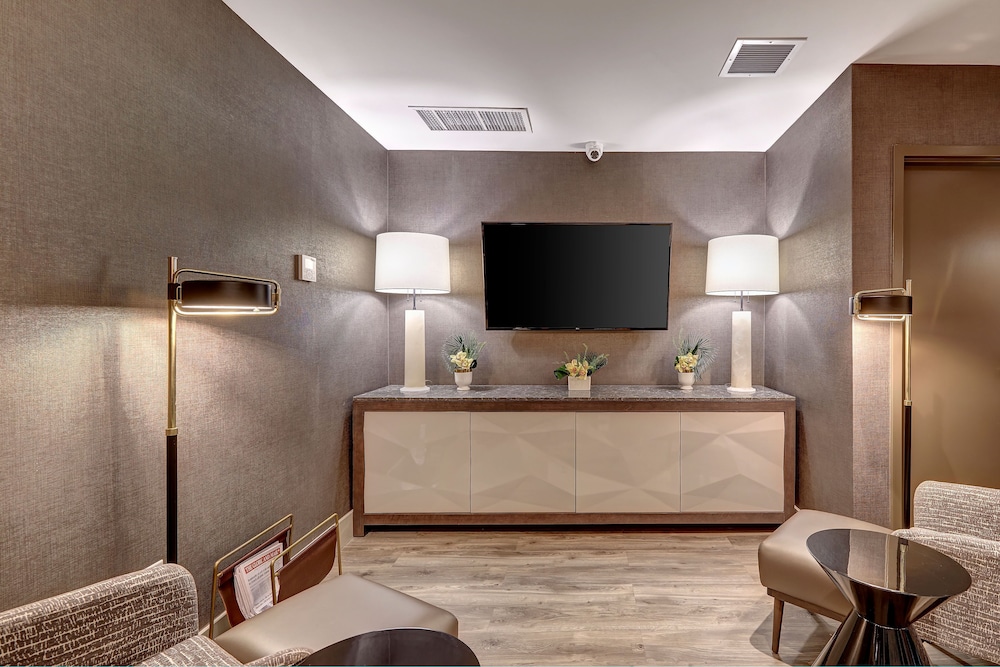 Town Inn Suites 7/44