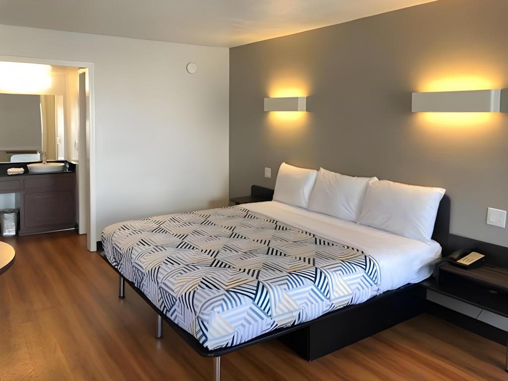 1 King Bed - Non-Smoking, Micfridge