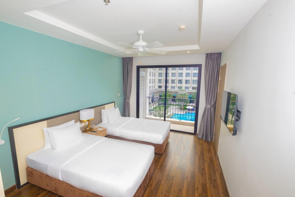 SUPERIOR, SINGLE BED, POOL VIEW