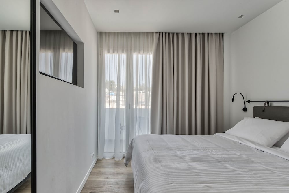 Standard, Queen Bed, Lateral Side Sea View