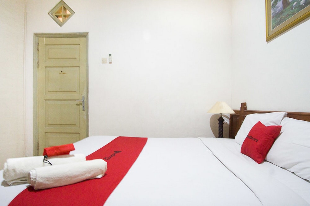 RedDoorz near Pantai Falajawa Ternate 9/29