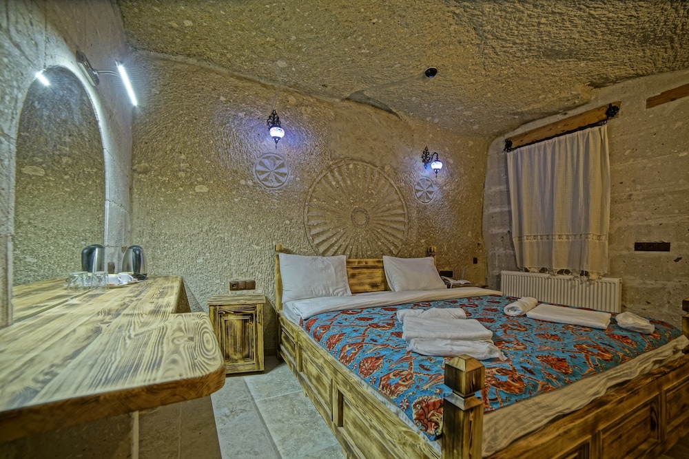 Zeus Cave Suites 12/50