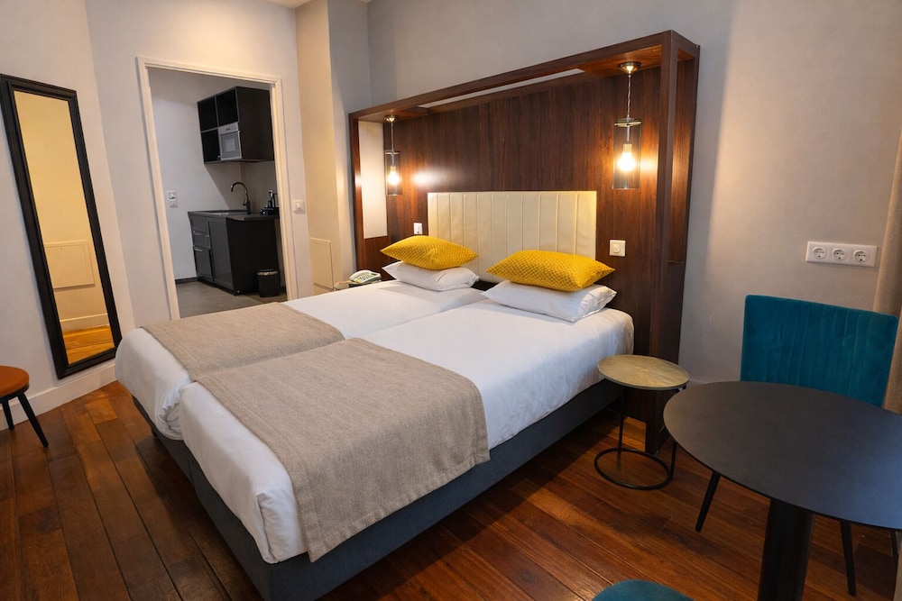 STUDIO, QUEEN BED, SOFA