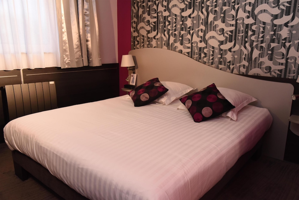 STANDARD, QUEEN BED