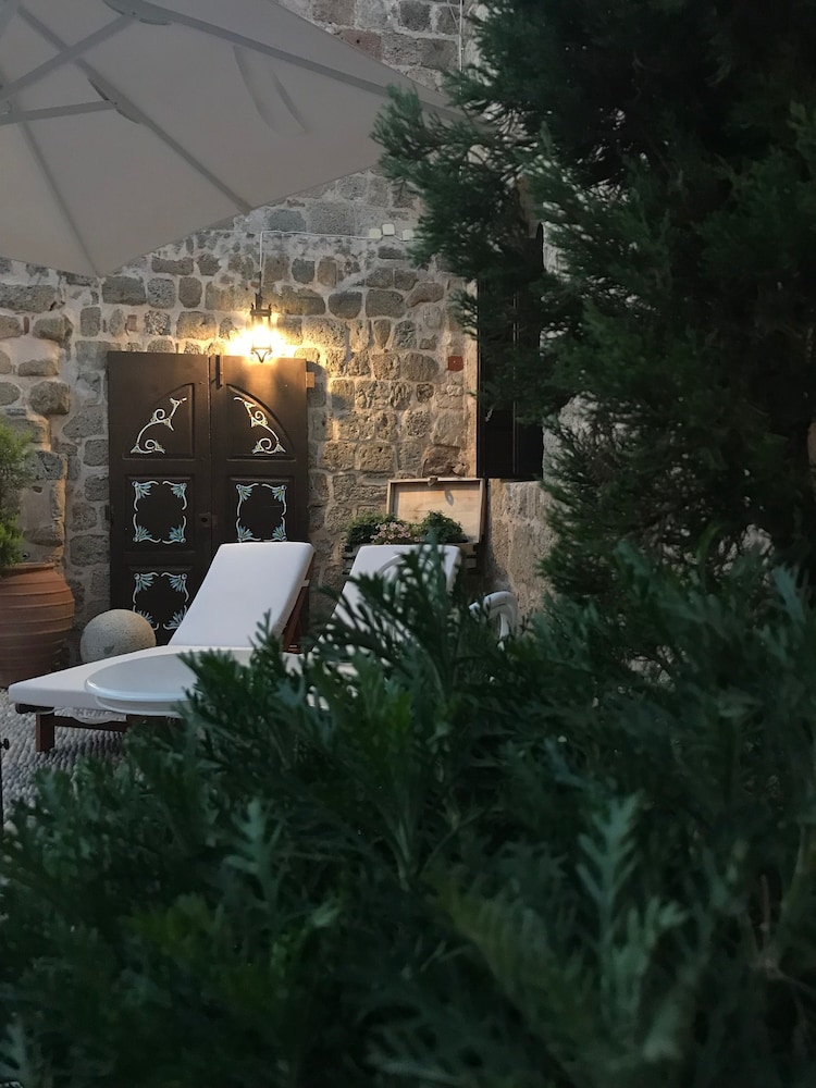 Saint Artemios Boutique 37/47