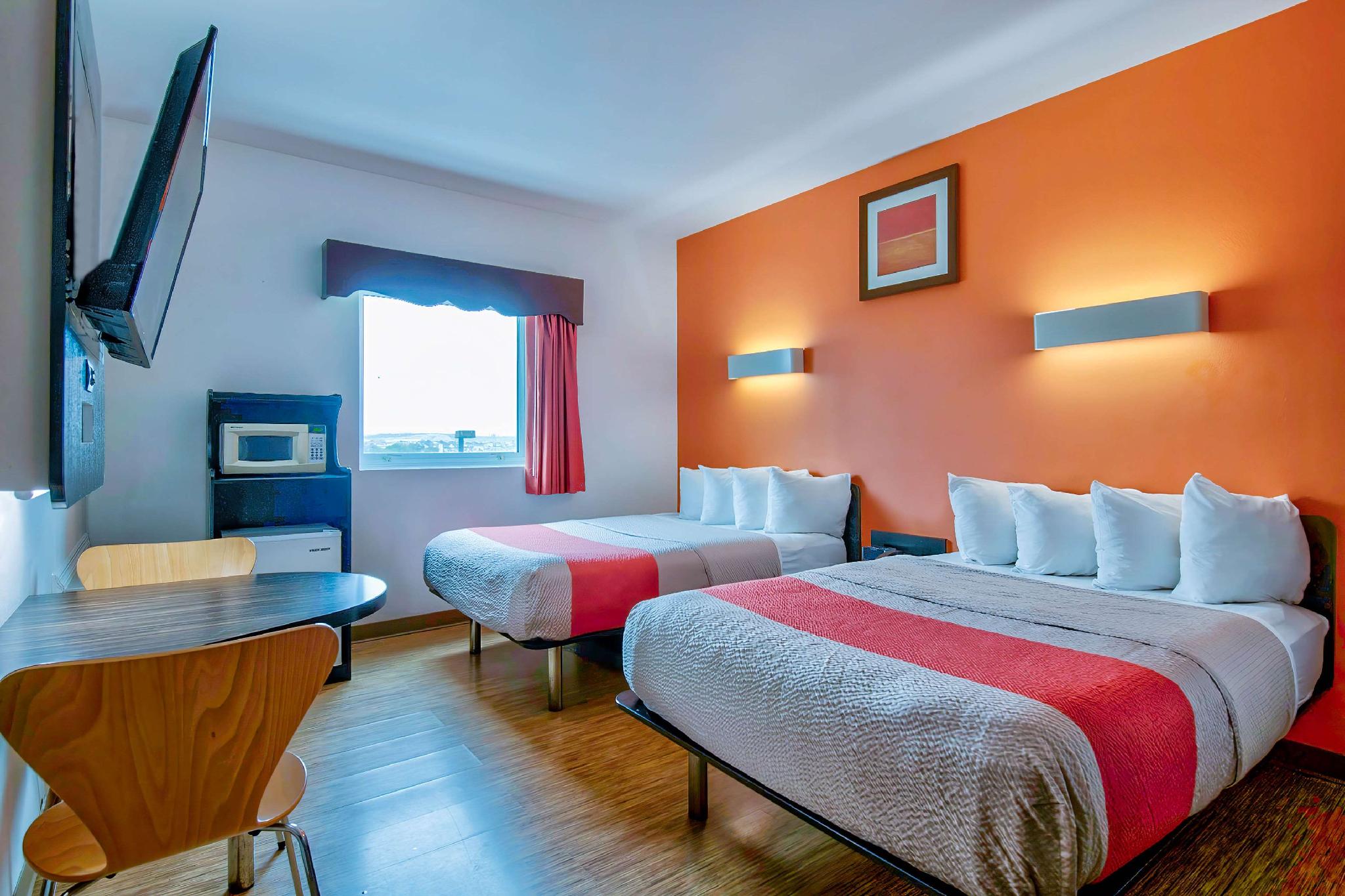 2 Full Beds - Non-Smoking