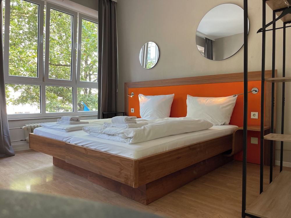 ROOM, MULTIPLE BEDS