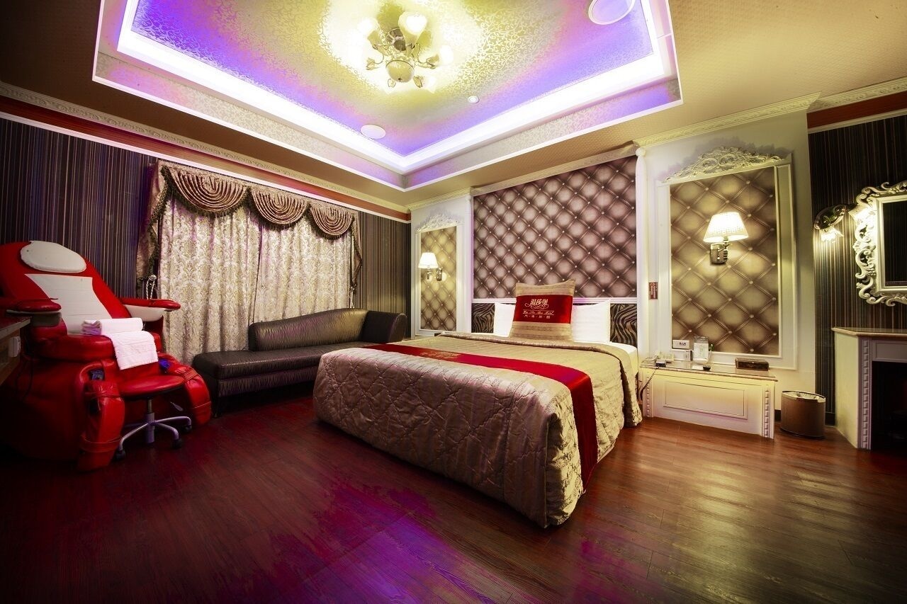 DELUXE, STUDIO