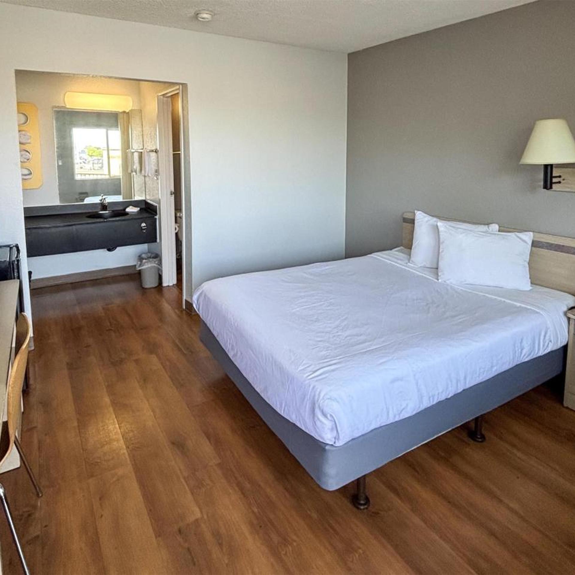 ROOM, QUEEN BED, ACCESSIBLE