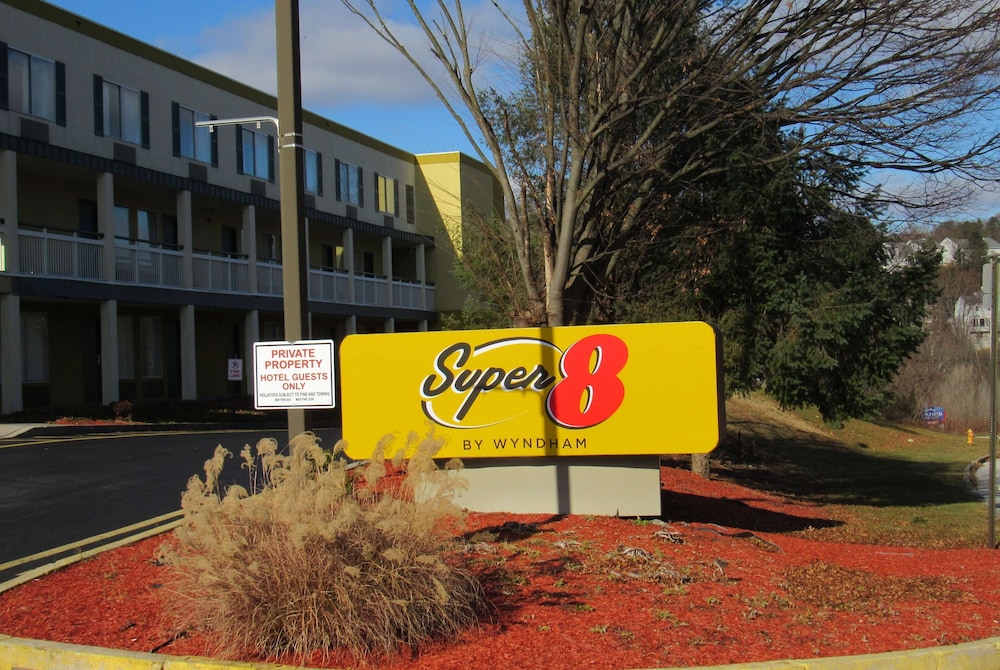 Super 8 by Wyndham New Cumberland 6/64