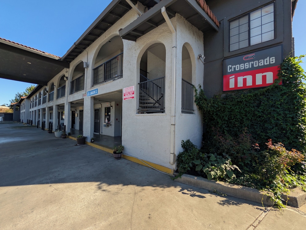 Crossroads Inn 33/39