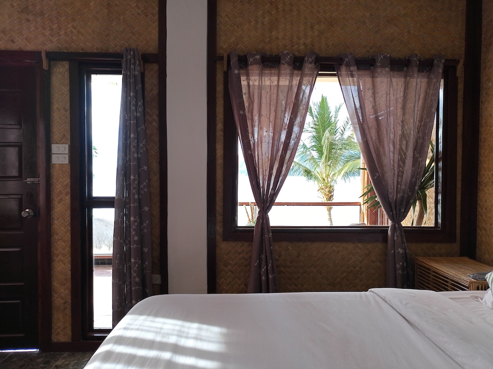 Las Cabanas Beach Resort 33/65