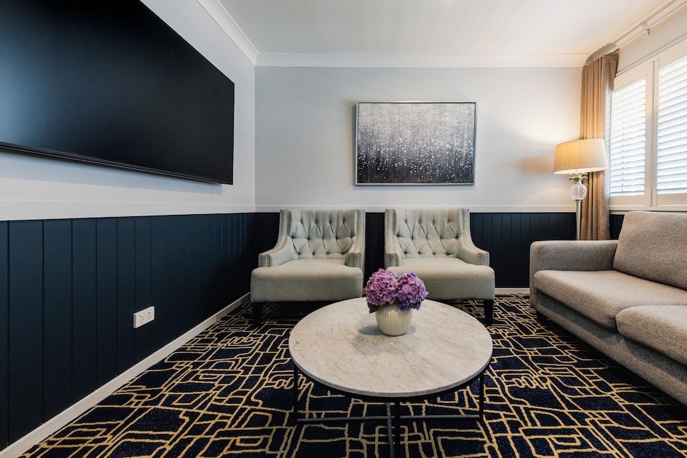 KINGSFORD SMITH MOTEL 25/44
