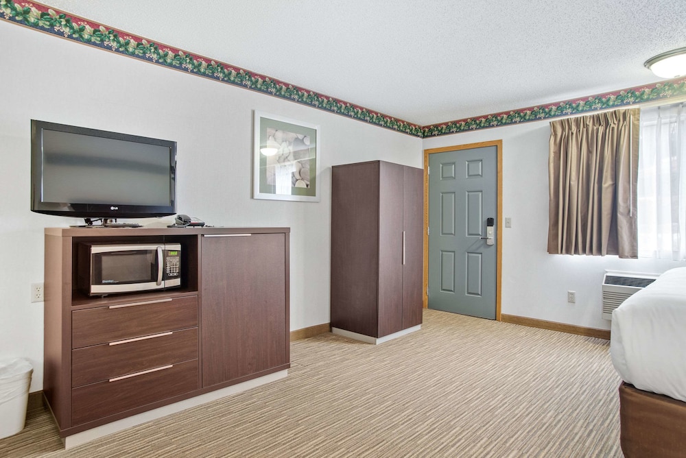 Everspring Inn Suites Hill City 5/61