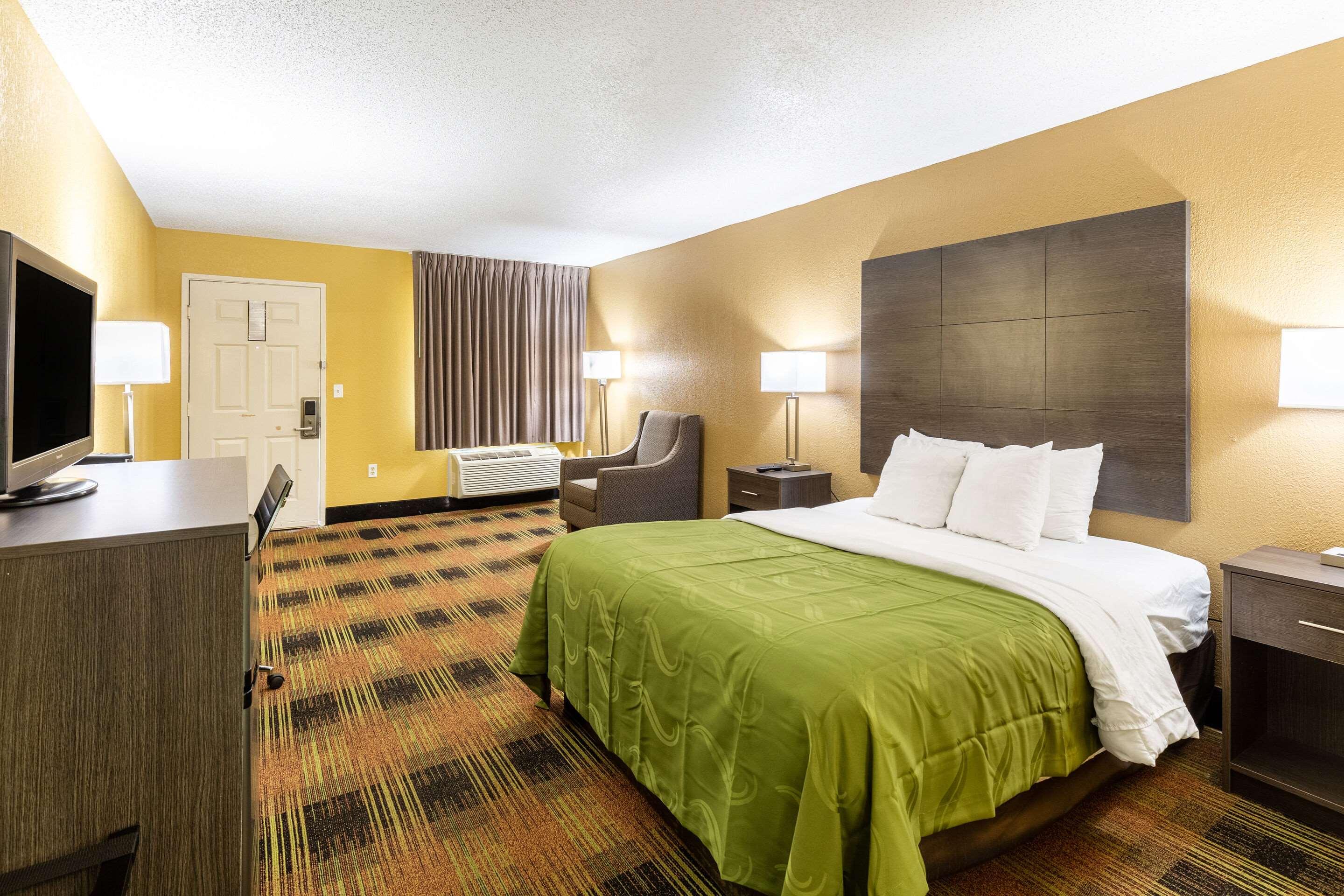 ROOM, QUEEN BED