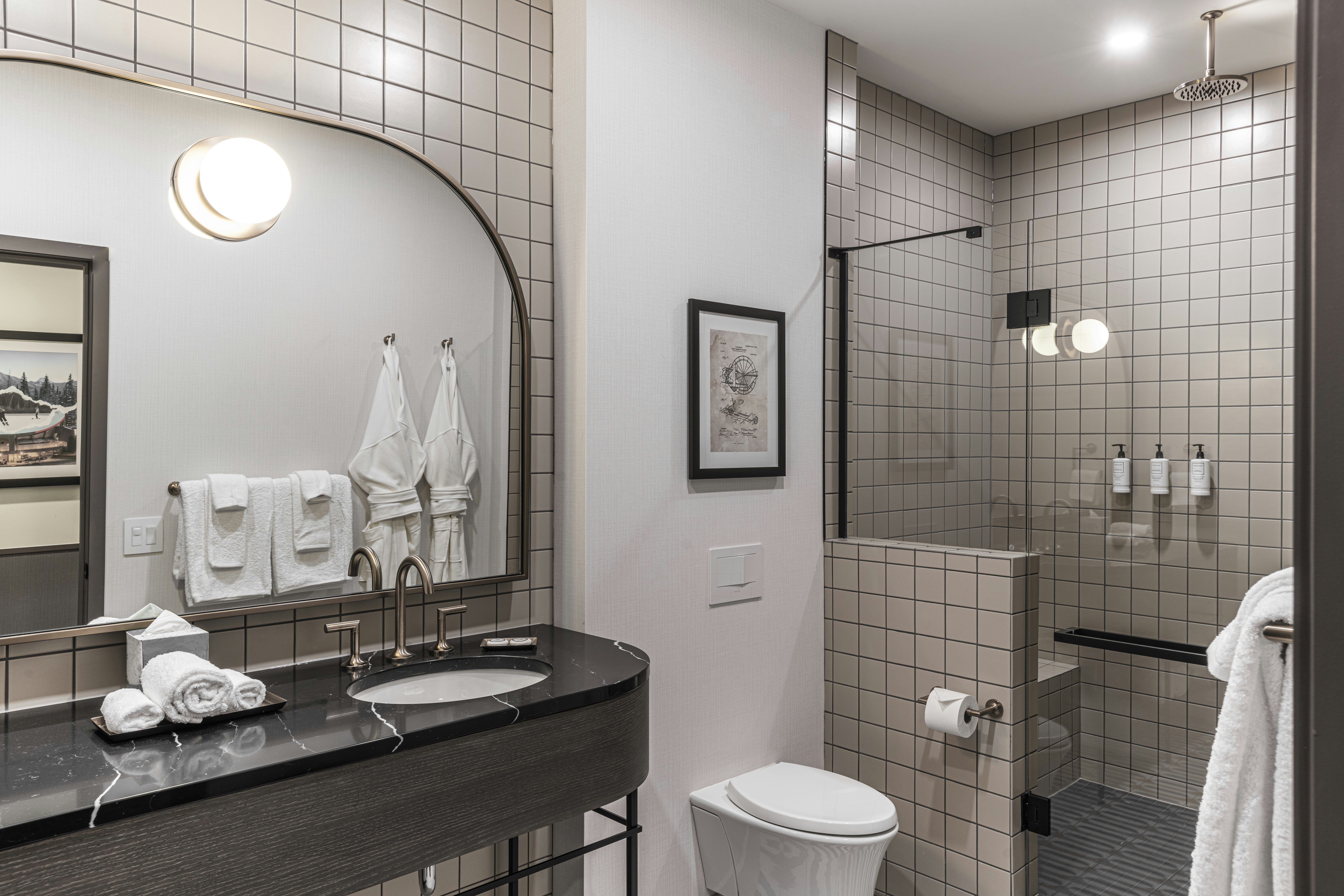 غرفة بسريرين كوين، The Westley Calgary Downtown, Tapestry Collection by Hilton 3/4