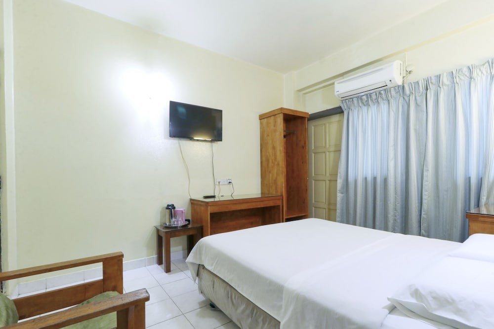 ROOM, DOUBLE OR TWIN BED