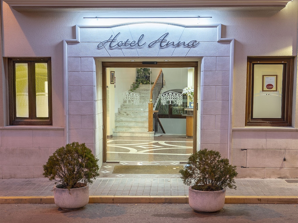 HOTEL ANNA 2/31