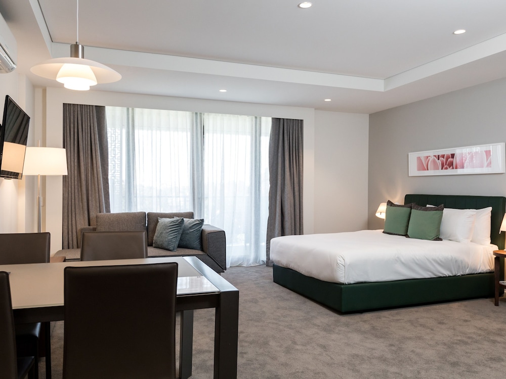 Studio, Suite, King Bed, Airport View, Balcony