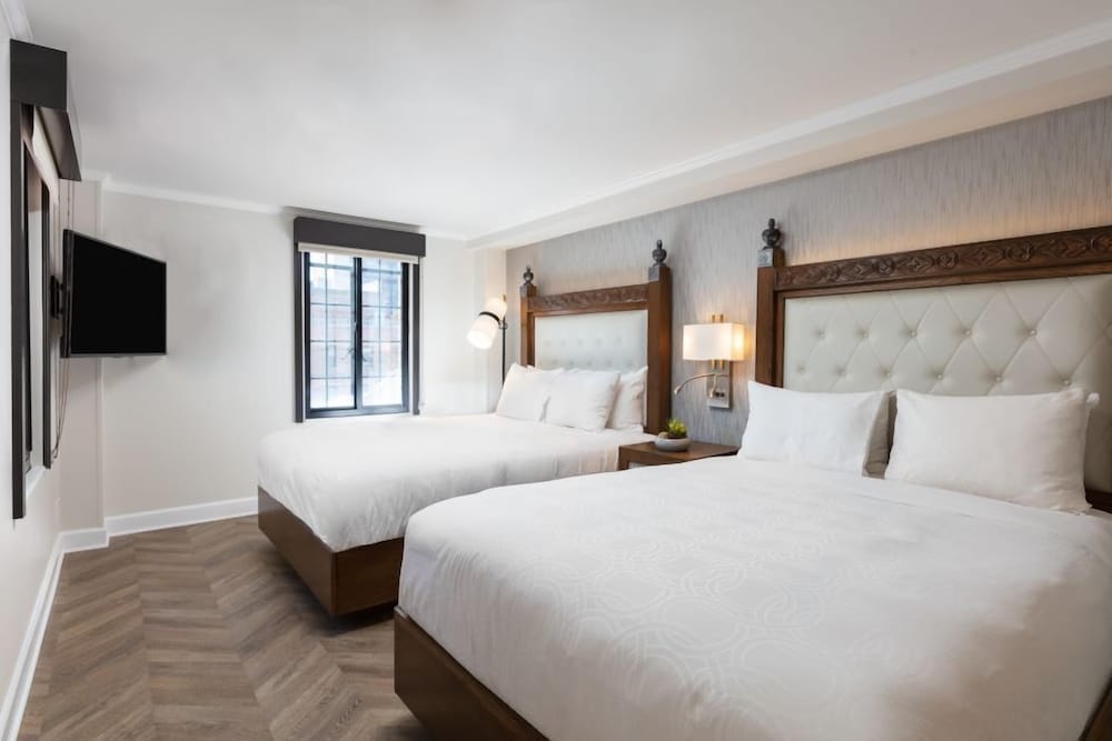 LUXURY, 2 QUEEN BEDS, BALCONY