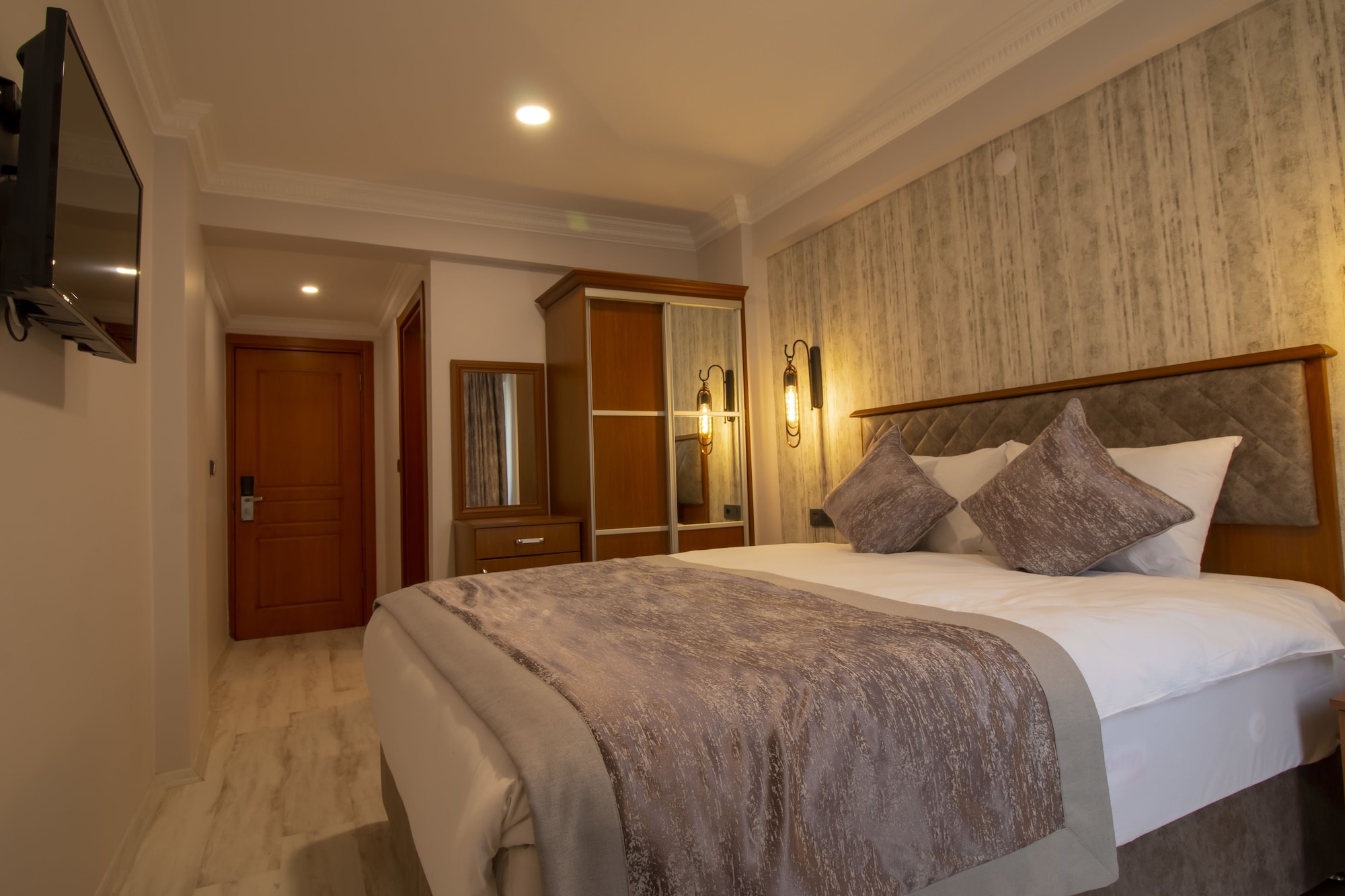 ROOM, DOUBLE BED