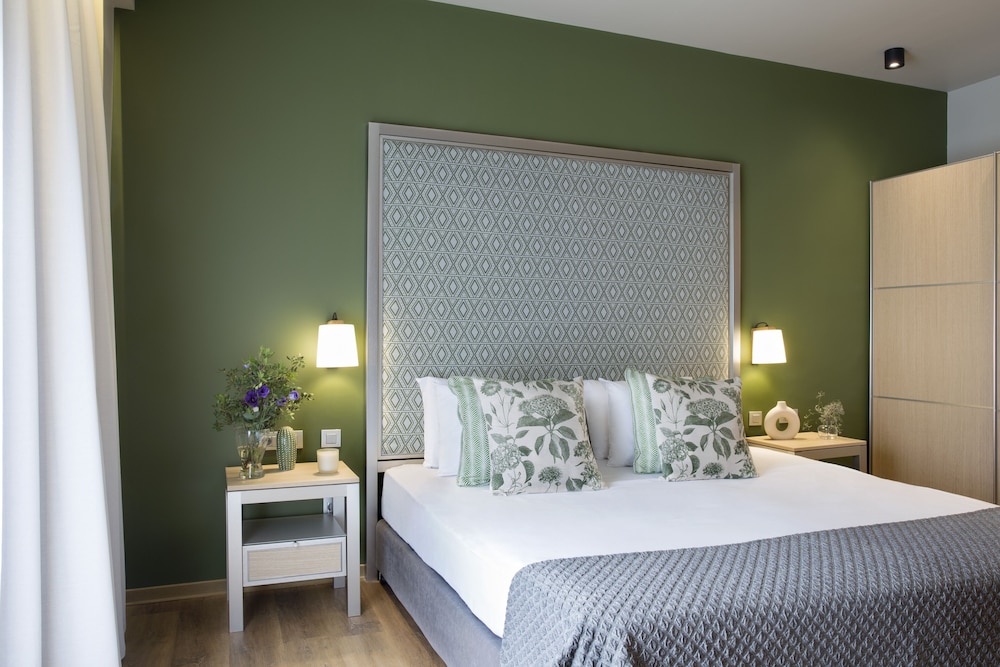 Zeus Essence Bucharest, Trademark Collection by Wyndham 16/65
