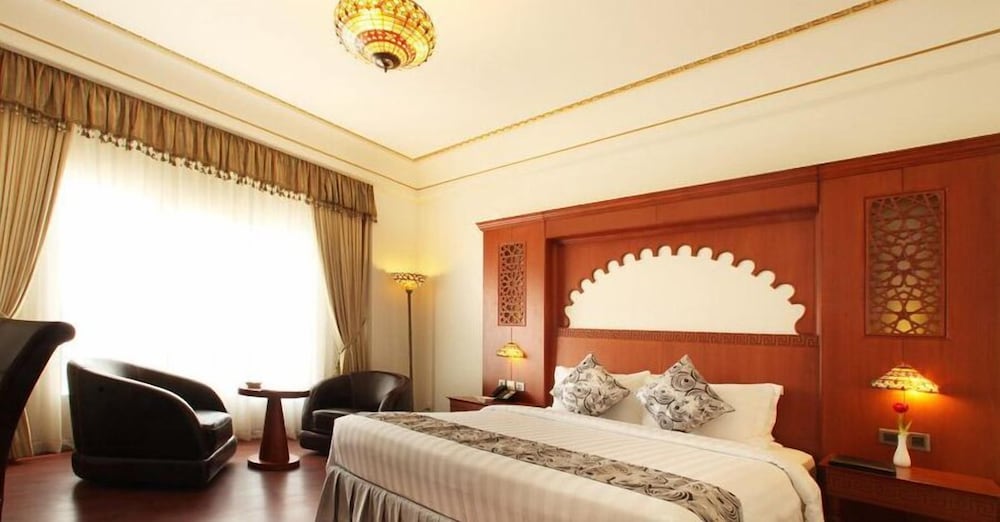 The Platinum Hotel 13/64