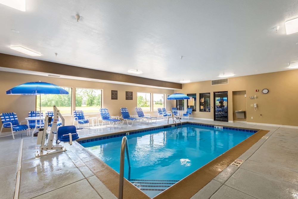 Comfort Inn and Suites North Aurora Naperville 23/50