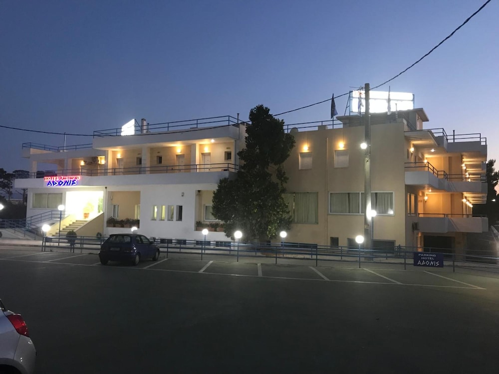 Adonis Hotel 4/57
