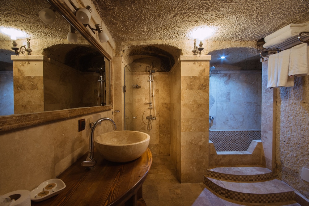 Mystic Cave House Hotel 50/50