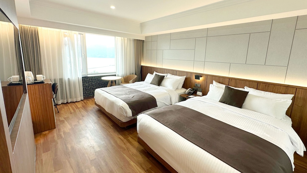 DELUXE, TWIN BEDS, LAKE VIEW