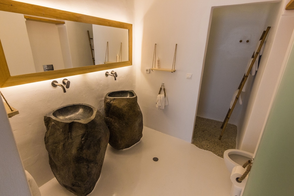 SALT SUITES & EXECUTIVE ROOMS 53/56
