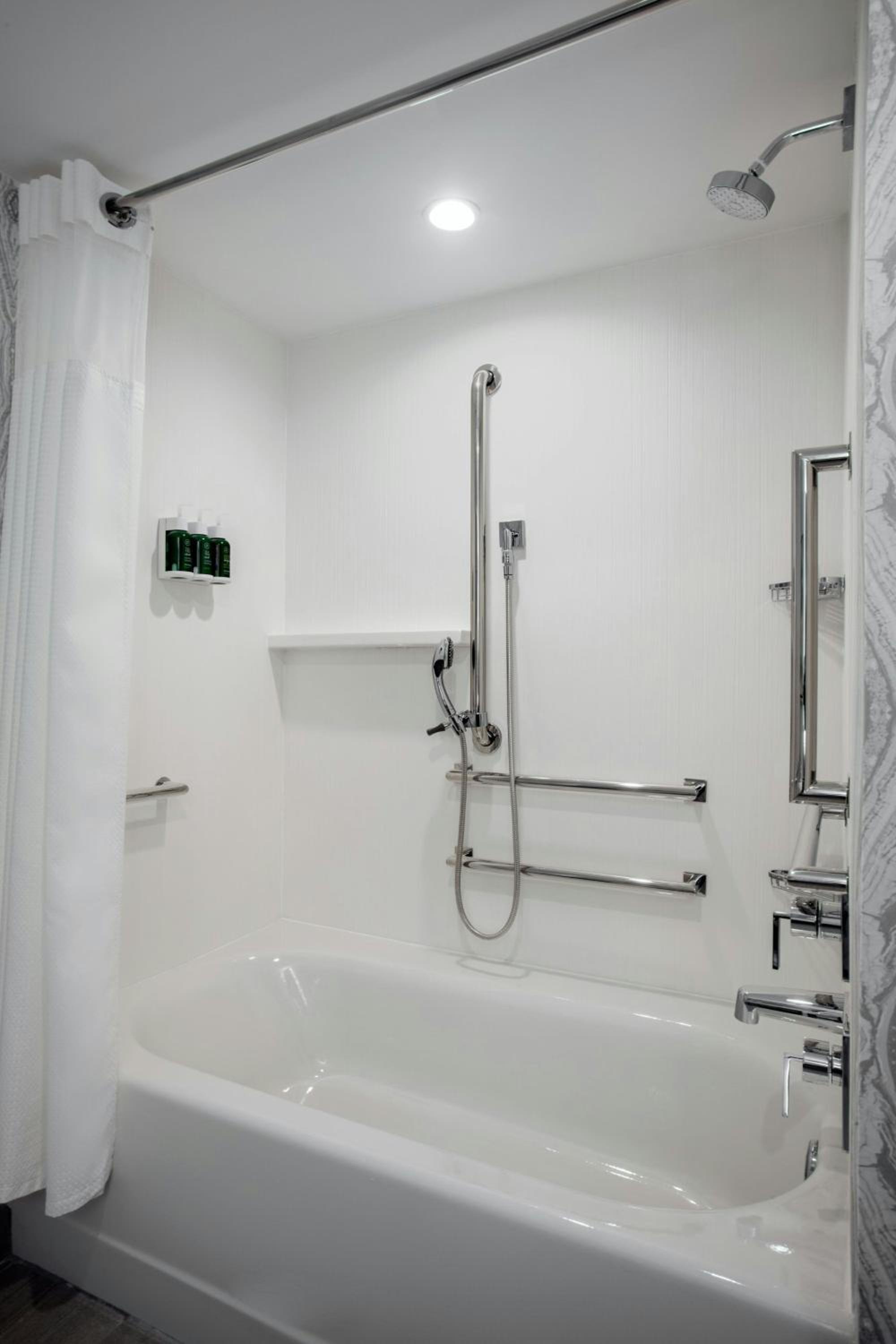 غرفة بسرير كينج مع أريكة بحوض استحمام لذوي الإعاقة، Courtyard By Marriott Miami Aventura Mall 9/10