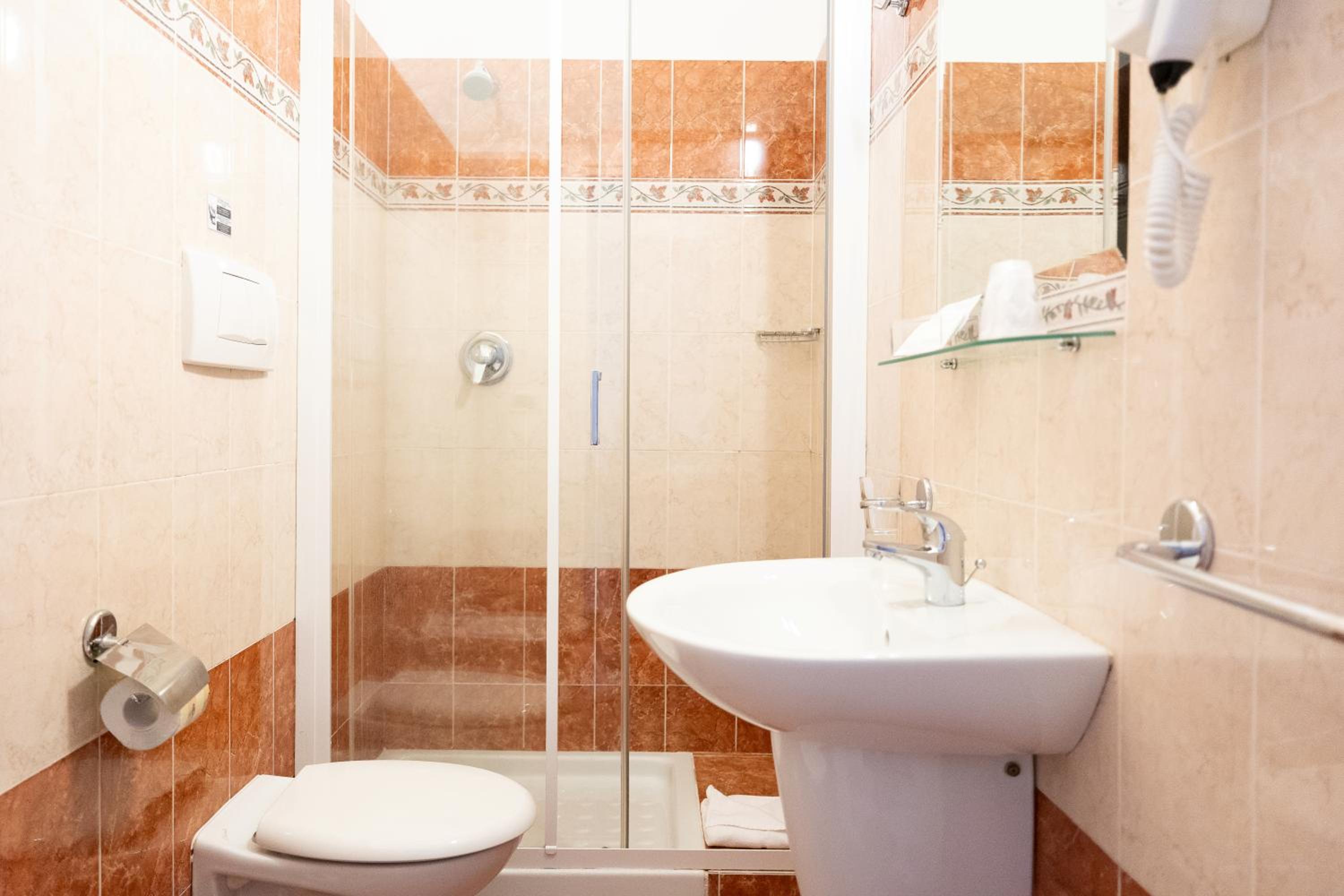 غرفة ثلاثية بسرير كوين وسرير فردي، Hotel Romantica 4/7