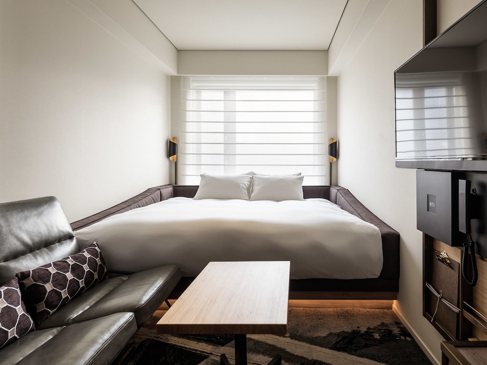 PREMIER, KING BED