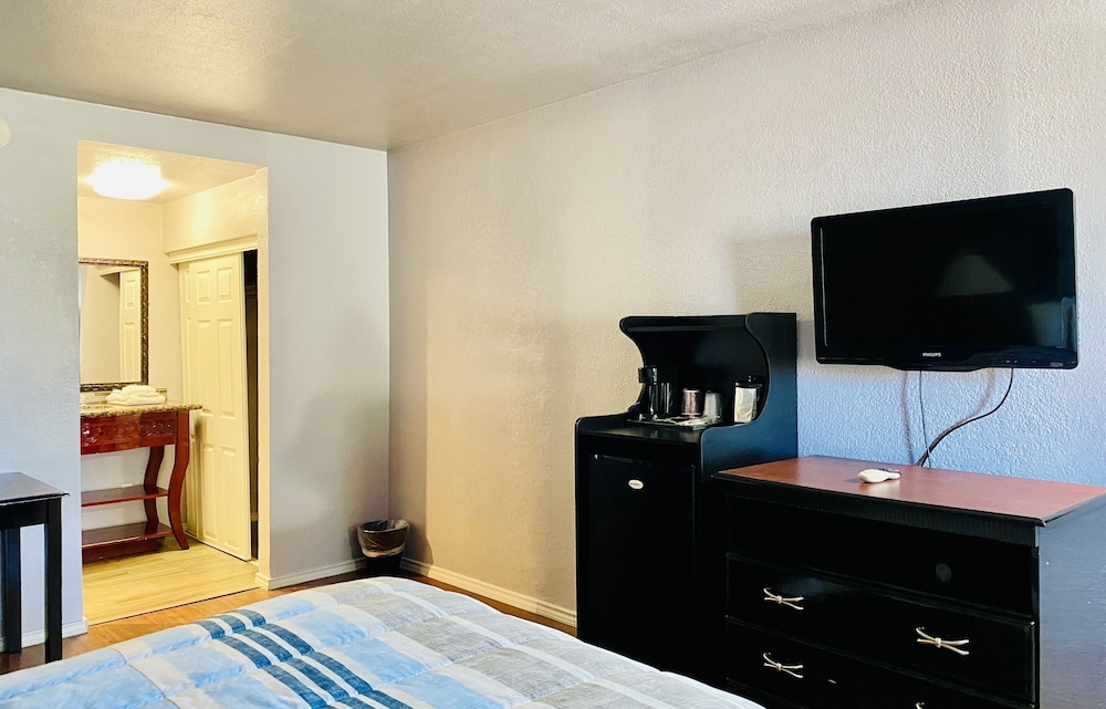 R Nite Star Inn & Suite 25/65