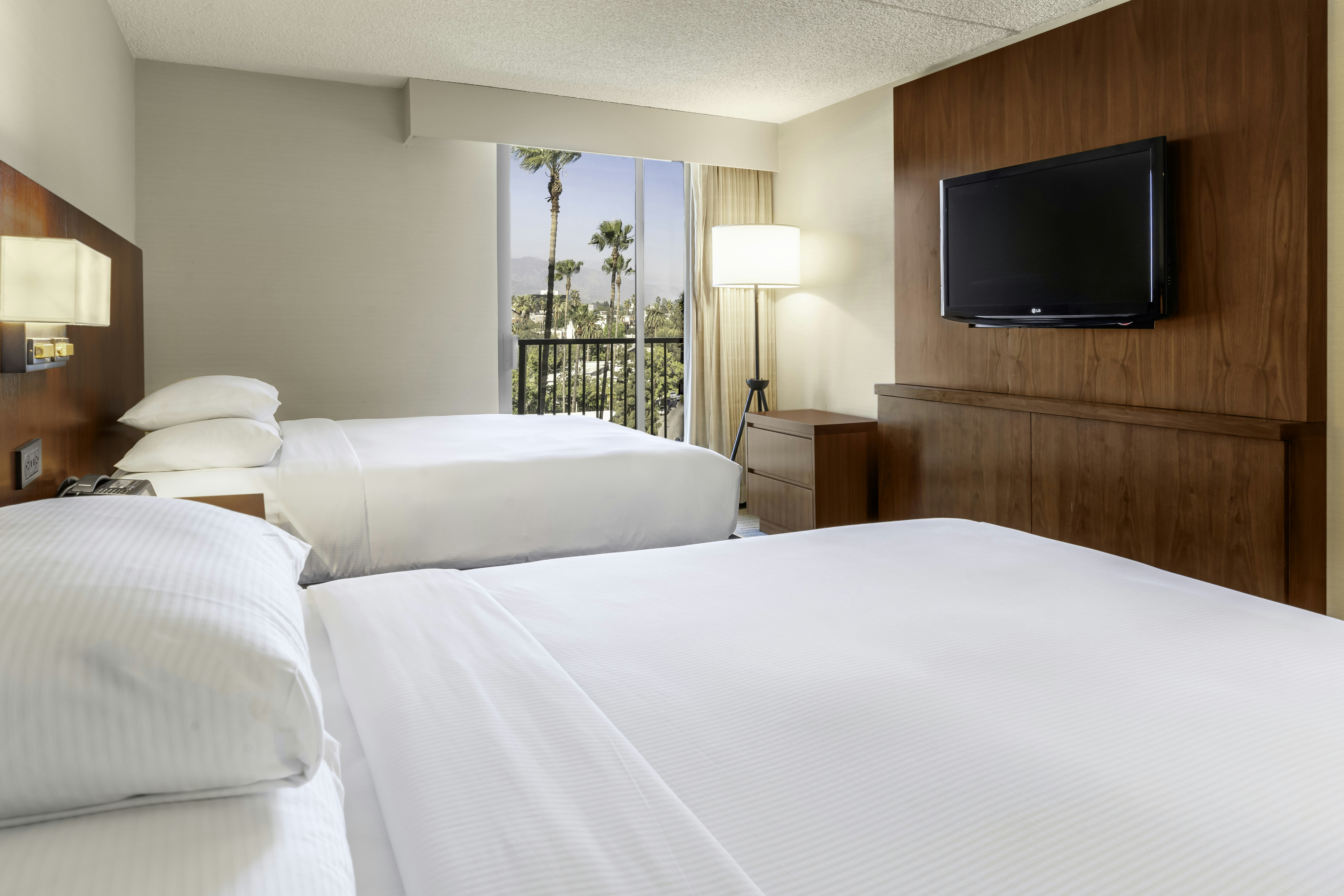 Deluxe, 2 Queen beds, Mountain View