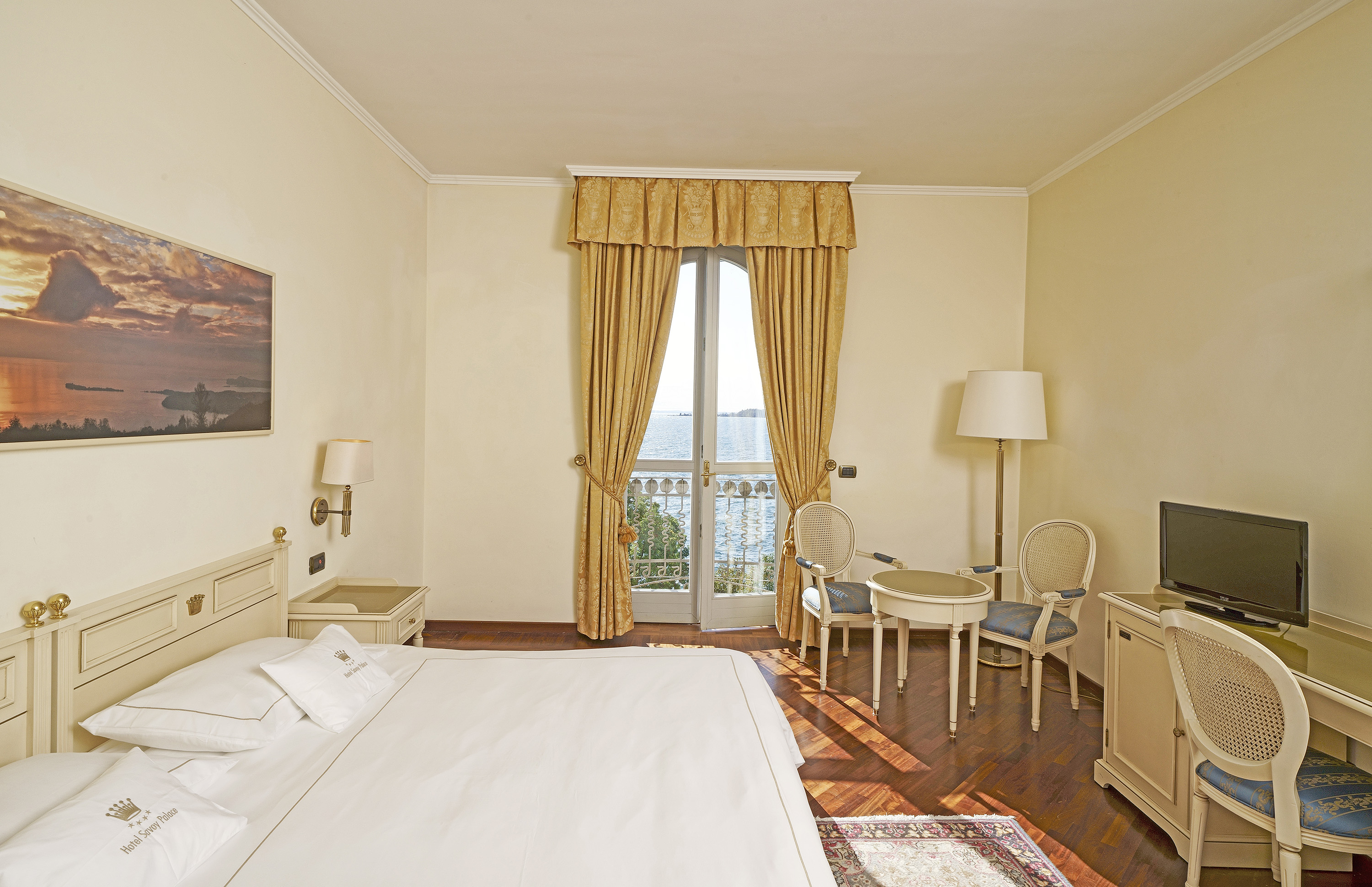 غرفة ديلوكس بسرير مزدوج بإطلالة على البحيرة بشرفة مع سرير إضافي، Hotel Savoy Palace 2/8