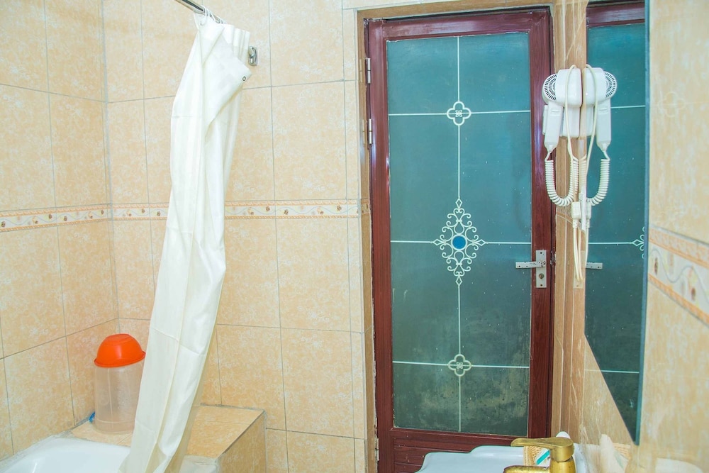 Royal Crest Hotel & Suites 48/50