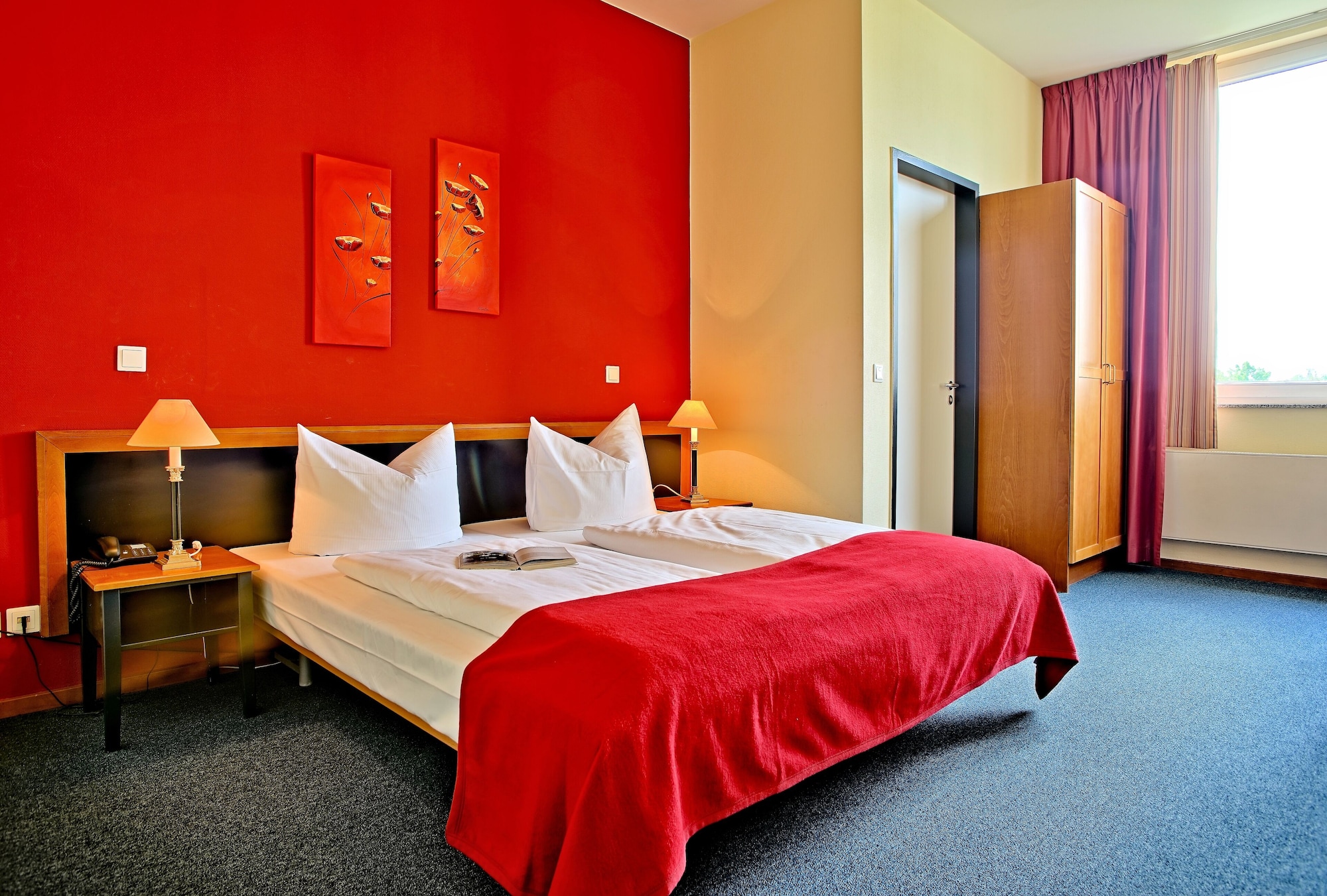 Room, Queen Bed, Courtyard Area
