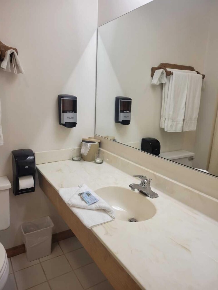 Brook Pointe Inn 52/53
