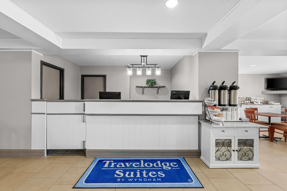 Travelodge Suites by Wyndham Regina / Eastgate Bay 11/71