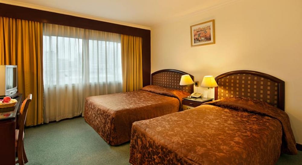 Grace Hotel 17/77