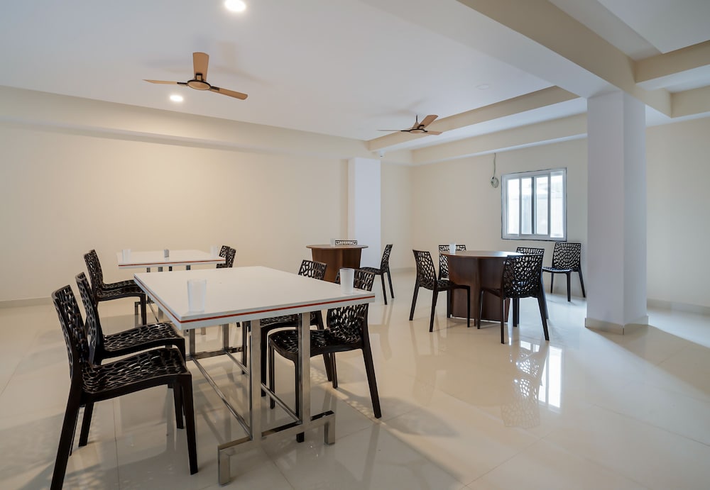 OYO 28637 Gokul Grand 23/27