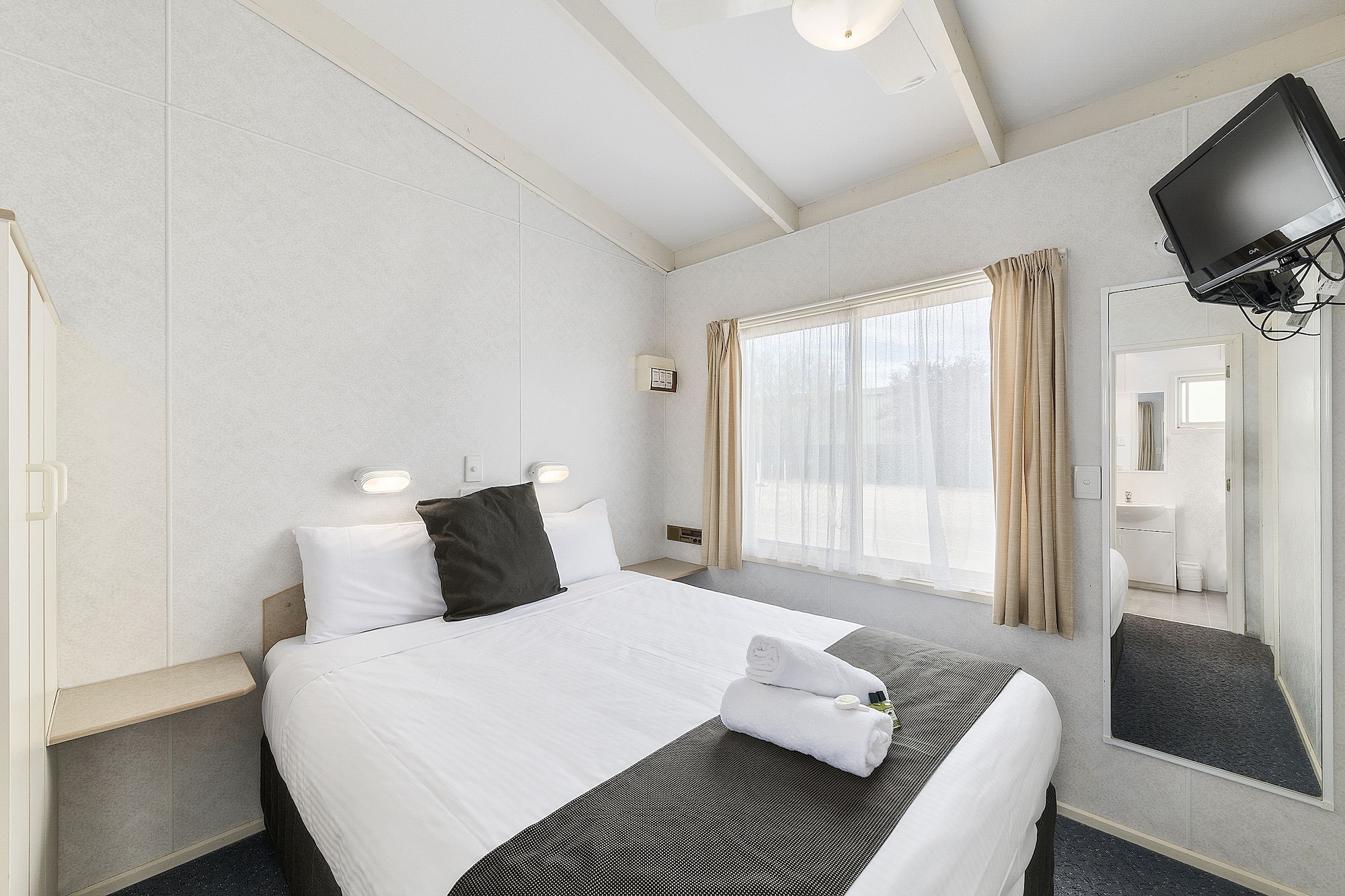Spa, Cabin, Queen Bed